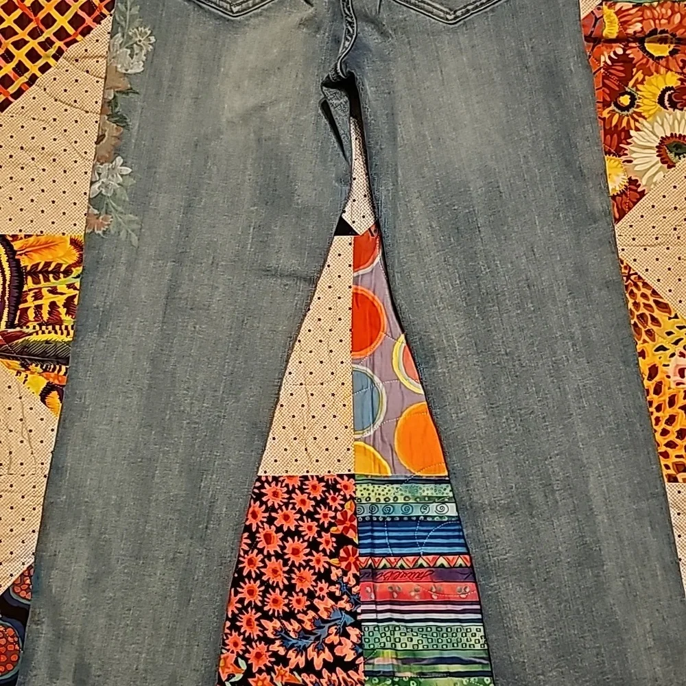 KAARI blue petite straight crop size 10P... painted flowers on left leg-so nice!